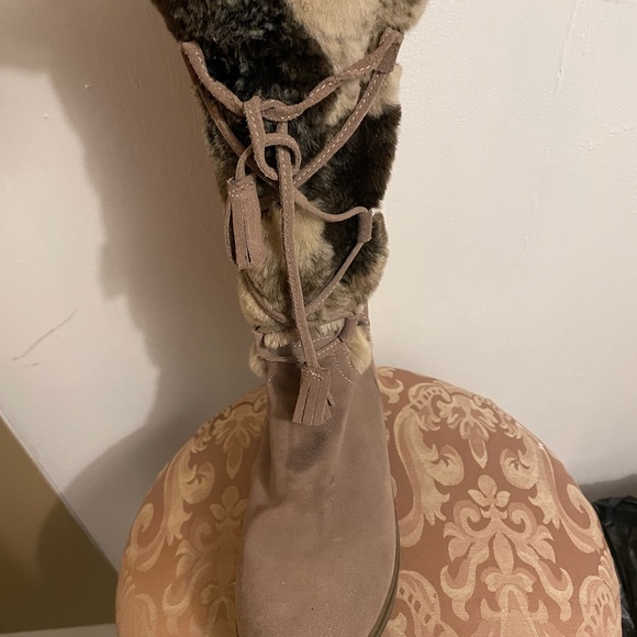 Wanderlust Tan Suede Boots Faux Fur side zipper  / Size 8.5 / good condition - Picture 4 of 6